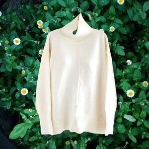 Commense | NWT Casual Cream Turtleneck Long Sleeve Sweater (SIZE S)